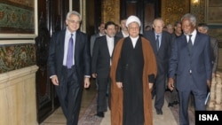 کوفی عنان (راست)٬ ارنستو سِدیو (چپ) و مارتی آهتیساری (ردیف پشت٬ راست) در دیدار با اکبر هاشمی رفسنجانی- ۷ بهمن ۱۳۹۲