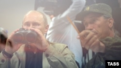 Президент России Владимир Путин наблюдает за военными учениями. 17 сентября 2012 года.