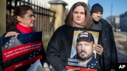 Сьвятлана Ціханоўская з партрэтам мужа, архіўнае фота