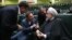 حسن روحانی در حال گفت‌وگو با دو تن از نمایندگان مجلس در جلسه ارائه بودجه ۹۹