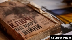 Книга Дмитра Чобота «Ключі від миру і війни», що постраждала від війни