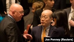 واسیلی نبنزیا (چپ)، نماینده روسیه در سازمان ملل در حال گفت‌وگو با نمایندگان چین و آمریکا در حاشیه یکی از نشست‌های شورای امنیت