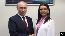 Președintele rus, Vladimir Putin, și Evghenia Guțul, bașcana Găgăuziei, la Soci, Rusia, 6 martie 2024.