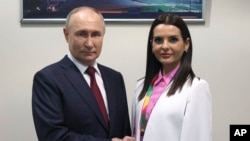 Затрыманая Яўгенія Гуцул на сустрэчы з Уладзімірам Пуціным у Маскве ў кастрычніку 2024 году