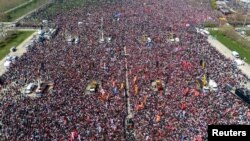 Имамоглуды қолдау шеруіне жиналғандар. Дроннан түсірілген сурет. 29 наурыз, 2025 жыл.