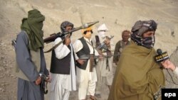 اسلام گرایان و محافظه کاران پاکستان به جای اعمال زور بر شبه نظامیان طالبان، خواستار مذاکره با آنها هستند.(عکس: epa)