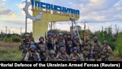 Українські бійці на околиці селища міського типу Шевченкове на Харківщині, звільненого від військових РФ. Фото було оприлюднене 10 вересня 2022 року