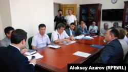 Встреча гражданских активистов в акимате Алматы с чиновниками, представителями компании «Кокжайляу» и Иле-Алатауского национального природного парка. Алматы, 20 августа 2015 года.   
