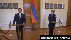 Вице-спикеры парламентов Армении и Германии Эдуард Шармазанов и Эдельгард Бульмахн в ходе совместного брифинга, Ереван, 24 мая 2016 г․