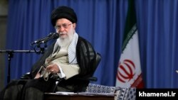 رهبر ایران می‌گوید که «مشکلات نظام پارلمانی از نظام ریاستی بیشتر است».