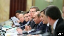 Путин такымы беренче карашка тату һәм бердәм булып күренә