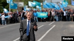 Мустафа Джемілєв на межі між Херсонською областю і Кримом, 3 травня 2014 року