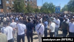 Armenia - People rally outside a court in Yerevan during a hearing on Russian-Armenian billionaire Samvel Karapetian's arrest, June 18, 2025.