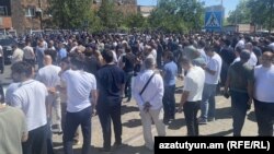 Սամվել Կարապետյանի կողմնակիցների ցույցը դատարանի շենքի դիմաց, Երևան, 18-ը հունիսի, 2025թ.