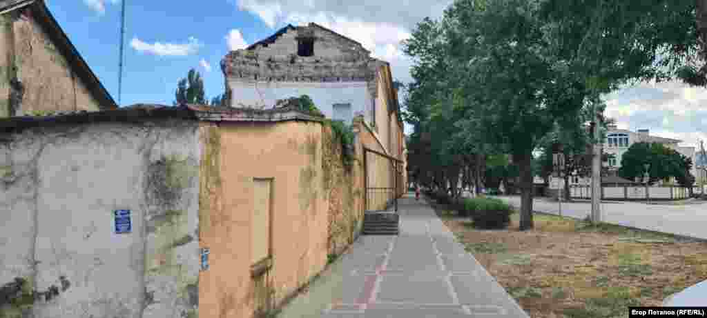 Будівля військової частини виглядає старою та недоглянутою