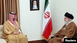 علی خامنه‌ای (راست) رهبر جمهوری اسلامی در دیدار با خالد بن سلمان، وزیر دفاع عربستان