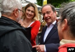 فرانسوا اولاند در کنارژولی گایه بازیگر فرانسوی و شریک زندگی‌اش