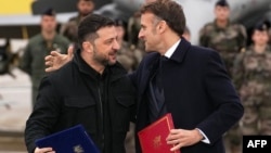Емманюель Макрон і Володимир Зеленський після підписання угоди на авіабазі поблизу Парижа, 17 листопада 2025 року