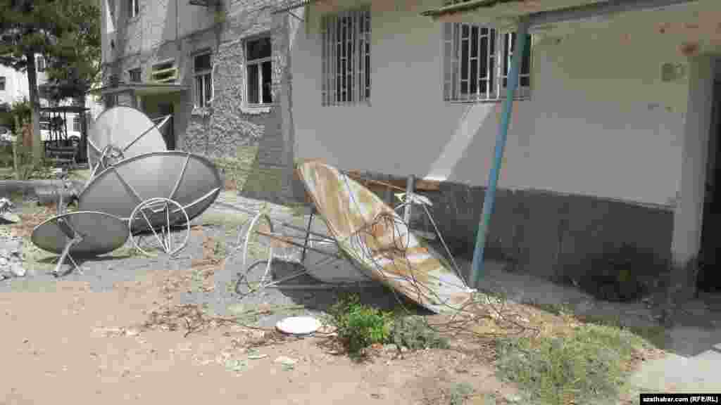 Adam hukuklaryny goraýjy toparlar türkmen häkimiýetleriniň ýaşaýjylaryň şahsy emlägi bolan çanak antennalaryny aýyrmak bilen, türkmenistanlylaryň garaşsyz maglumatlary almak mümkinçiliklerini çäklendirmegi maksat edinýändigini nygtaýarlar.