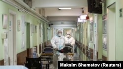 Це максимальна кількість летальних випадків за добу з початку епідемії. Загальна кількість смертей наближається до 25 тисяч