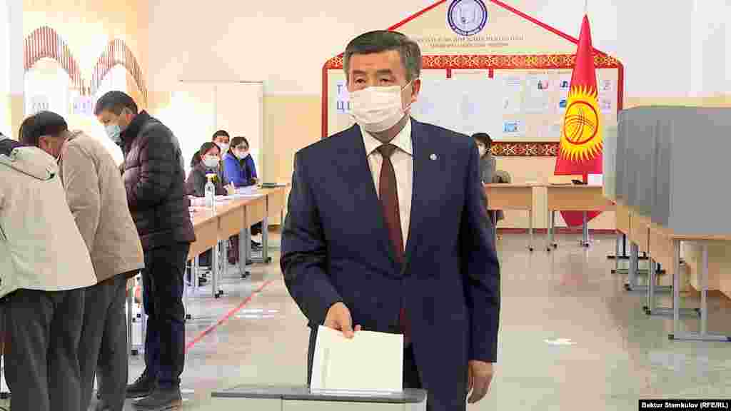 Президент Сооронбай Жээнбеков проголосовал в гимназии №5 в Бишкеке.