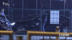 З авта вийшов водій і помахав комусь