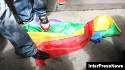 Правозащитники считают, что когда в стране не защищены фундаментальные права на личную жизнь и безопасность представителей ЛГБТ-сообщества, об однополых браках говорить не приходится