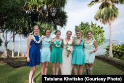 Носити спідниці Таня (крайня праворуч) почала тільки в Америці