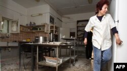 زنی اسرائیلی در خانه خود که هدف راکت نیروهای حماس قرار گرفته است. 