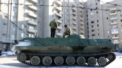 Українські медики стоять на бронетранспортері після того, як вони доправили поранених військовослужбовців до лікарні у підконтрольній Україні Авдіївці, що у Донецькій області. 30 січня 2017 року