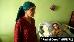 Гулинор Қурбонова мегӯяд, барои ба по хестани писараш ба пули бештар ниёз доранд