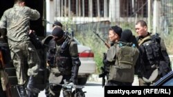 Вооруженные полицейские в день спецоперации. Алматы, 30 июля 2012 года.