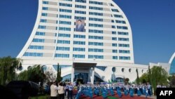 Бийчилер Түркмөнстандын Каспий жээгиндеги башкы курорт Аваза шаарында Гами (Кайык) деп аталган жаңы мейманкананын ачылышында. 9-сентябрь, 2016-жыл