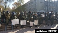 «Түндүкэлектр» ишканасынын нааразы болгон кызматкерлеринин акциясы.