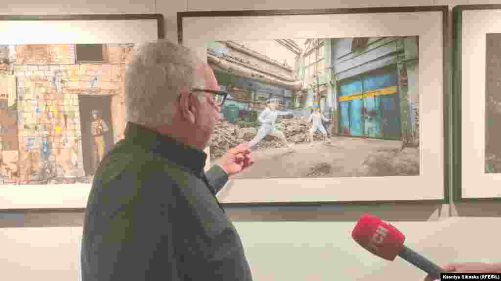 Баффет розповідає про свої фотографії українським журналістам