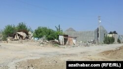 Çoganlydaky ýykylan jaýlar.