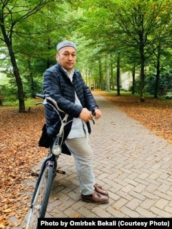 Ömirbek Bekaly Rotterdamda. Surat onuň şahsy arhiwinden alyndy.