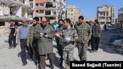 حقانیان در بازدید از مناطق زلزله‌زده در غرب ایران در پاییز ۹۶