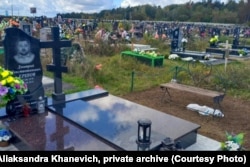 Магіла малодшага сына Аляксандры Ханевіч Дзьмітрыя. Побач падрыхтаванае месца для яе