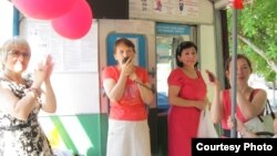 Детская поэтесса Ольга Григорьева читает ребятам свои стихи в «Трамвае детства». Павлодар.1 июня 2012 годa. Фото предоставлено Алией Саматовой.