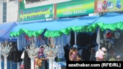 Aşgabatda mekdep bazary, 2011-nji ýylyň awgust aýy.