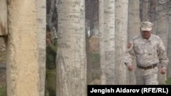 Пограничная полоса между кыргызским селом Чарбак и узбекским анклавом Сох.