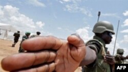 دولت و شورشيان يکديگر را متهم به حمله به صلحبانان آفريفايی می کنند.