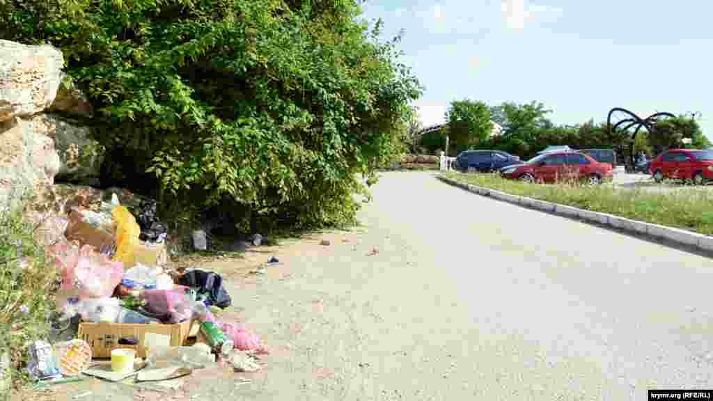 Park yeri yanında çöplük obaları