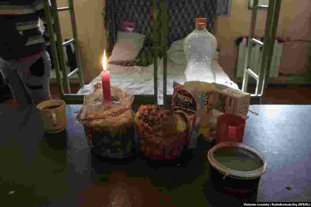 У багатьох камерах на столах була зібрана святкова трапеза