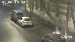 Потім повертається і визирає, чи автівка справді зайнялася