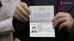 Порошенко вже похвалився своїм біометричним паспортом