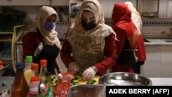 Məişət zorakılığından sağ çıxan qadınlar Kabildə Meri Əkrəminin açdığı restoranda yemək hazırlayırlar.