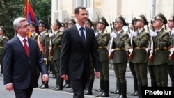 Armenia -- The presidents of Armenia and Syria inspect a guard of honor outside the presidential palace in Yerevan on June 17, 2009.