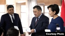 Садыр Жапаров депутаттарды шайлоо учурунда. 30-ноябрь, 2025-жыл.